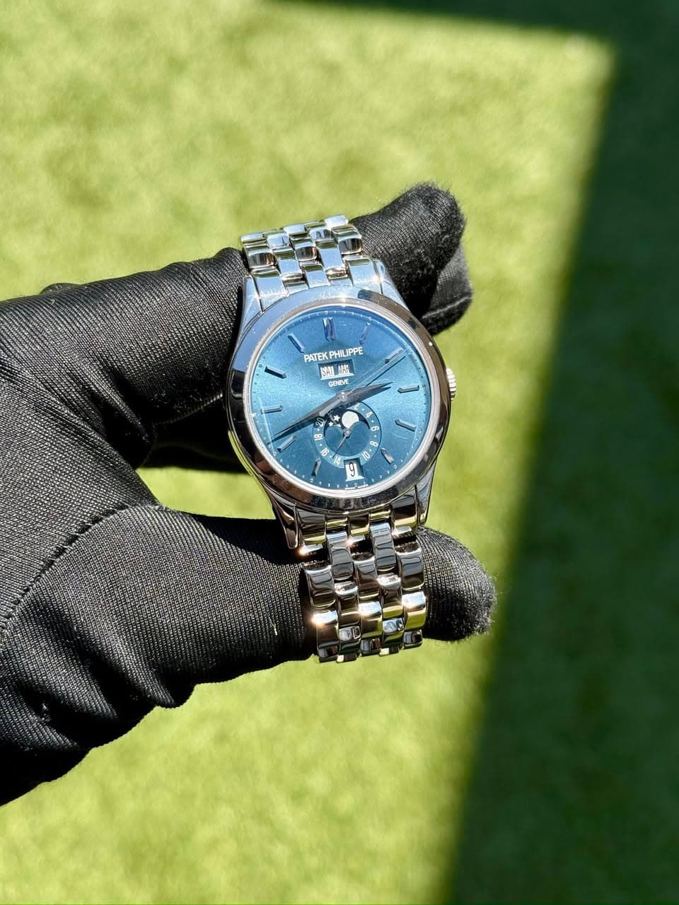 May be an image of wrist watch and text that says 'PATEKPHILIPPE PATEK LIPPE 版 3崎 GONEVE Ф • + 8 9 -'