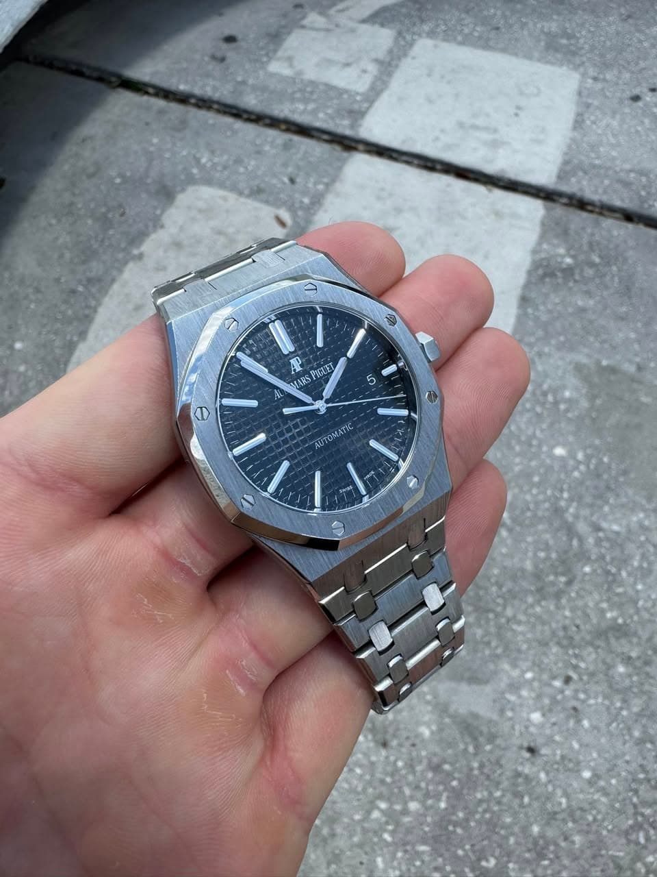 May be an image of wrist watch and text that says '7 - A PIGLET EARS BAR 5 D AUTOMATIC ب'