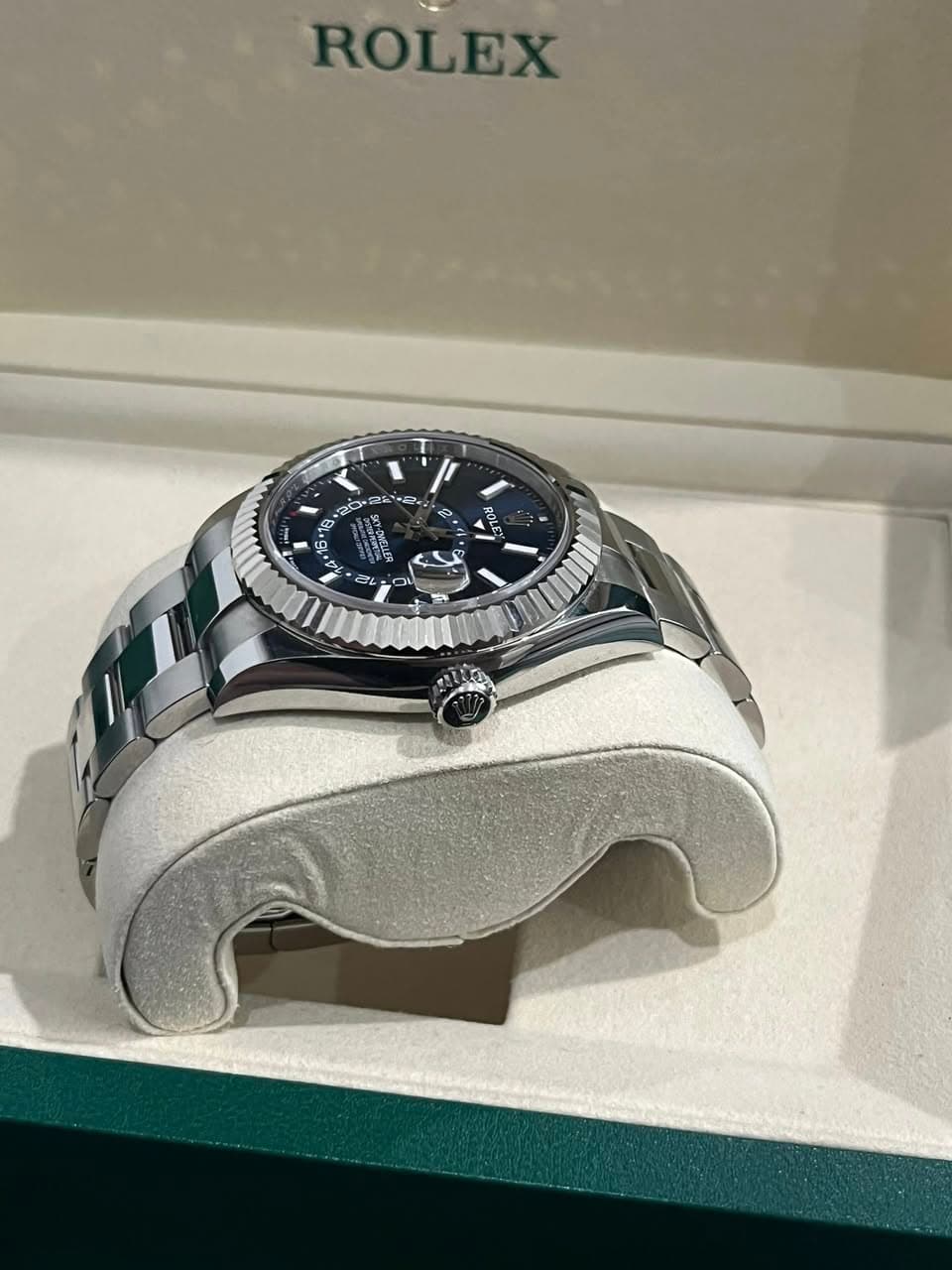 May be an image of wrist watch and text that says 'ROLEX 20% D e ن ۵'