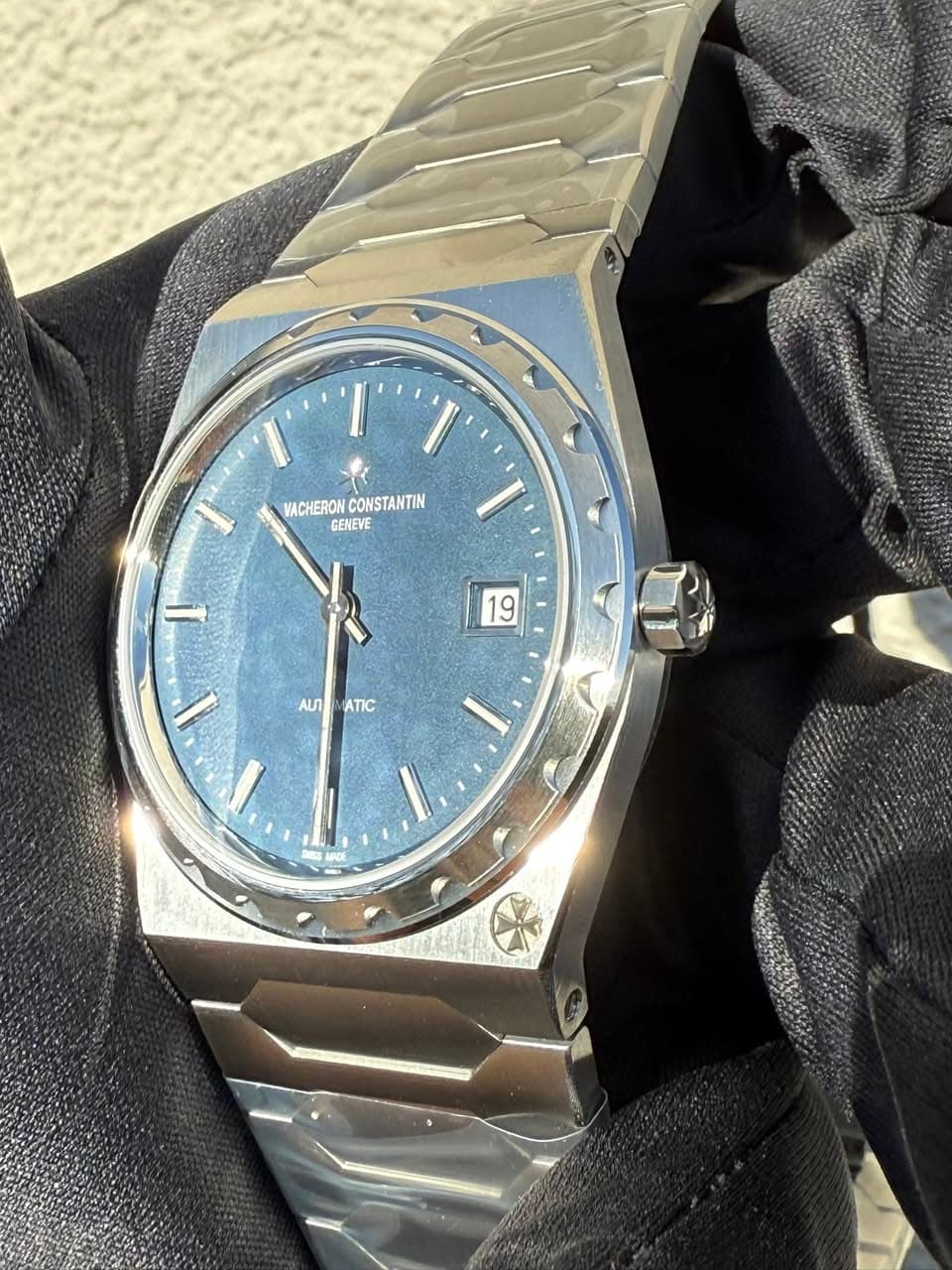 May be an image of wrist watch and text that says 'MACHERONCONSTANTIN VACHERO CONSTANTIN GENEVE T I 19 کنتس AEИATΙC ATIC ١ I I'