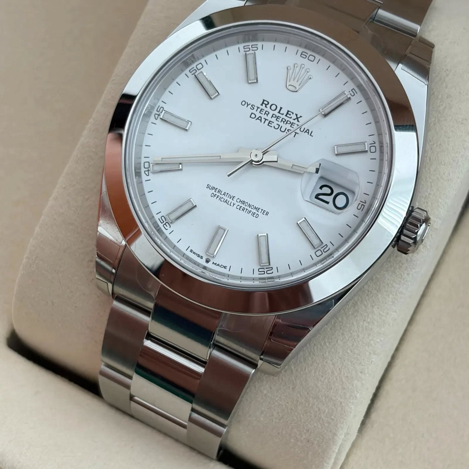 May be an image of wrist watch and text that says ' OYSTER OYSTERPERP DATEJUS/T SROLEX RPEXUAL JAL ROLEX PERPE 40 10 SUPER SUPERLATIVE CRLATIVE FFICIALLY MRONOMETER CERTIFIED…