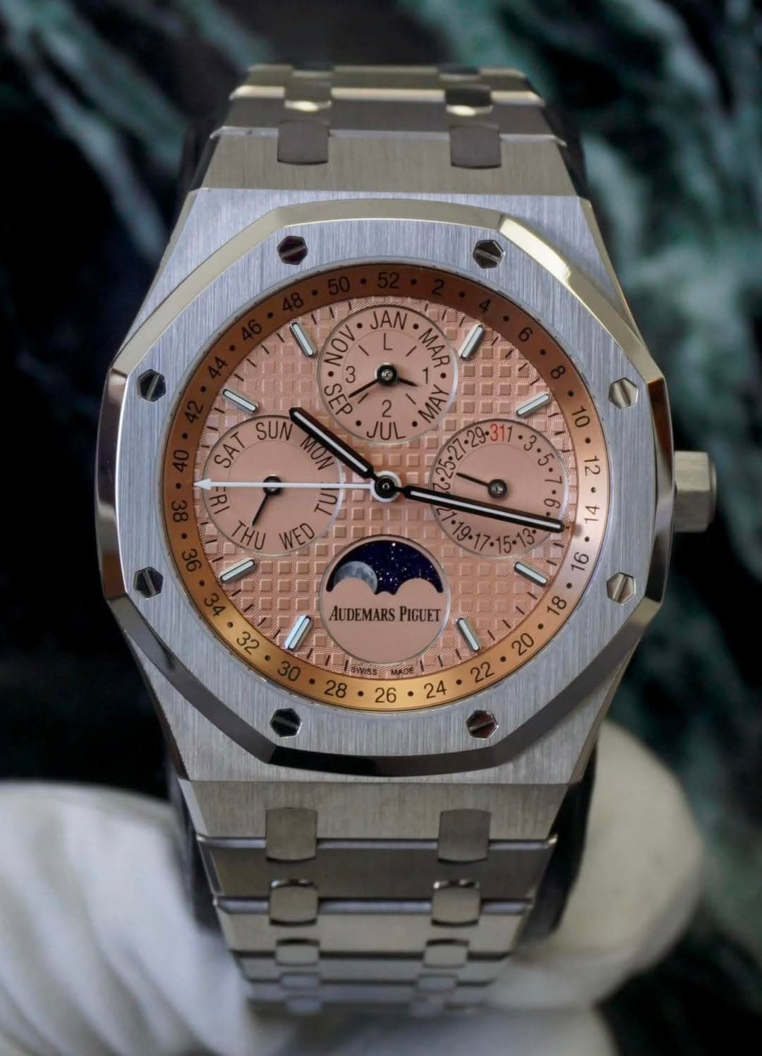 May be an image of wrist watch and text that says 'NOV 3 JAN MAR L EE 2 MAY JUL - SAT SUN 18: THU 돈 WED .7.6 ٧ 12 16 3ይ AUDEMARS AUDEMARSPIGUET PIGUET '