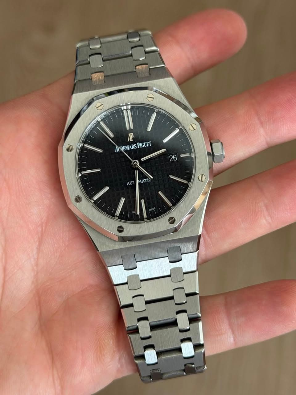 May be an image of wrist watch and text that says 'の AP ACDEMARSPIGUET PIGUET ACDEMAR 26 AU ΜΑΤΙΣ 9'