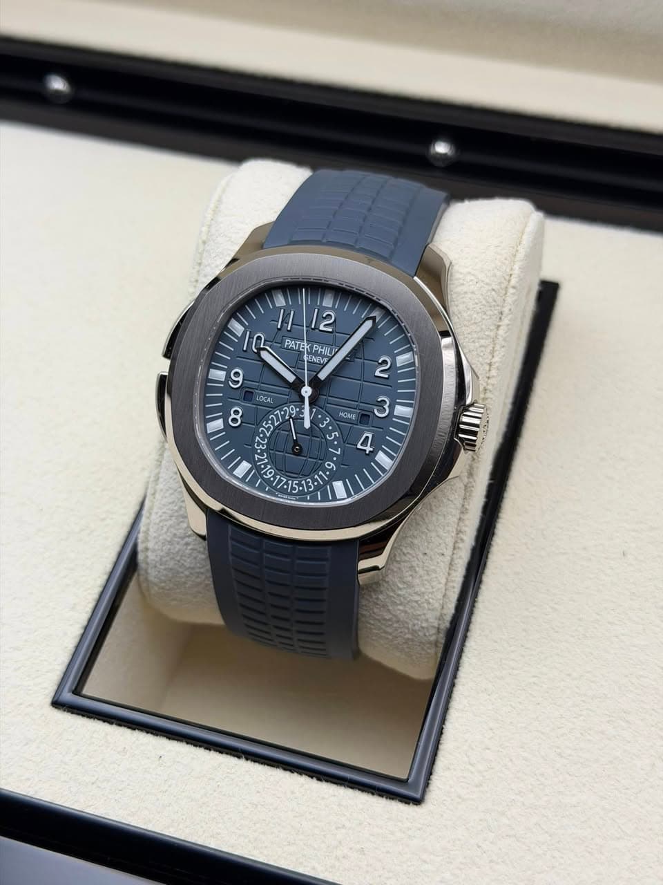 May be an image of wrist watch and text that says '0 91/2 2 PATE PATEKPHIL PHILI NEVF 9 OCAL 8 25 52 HOME 2 3 4 ی 21. 817A15.131- و 9 و 7-15.13'
