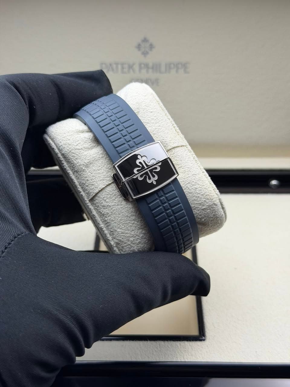May be an image of leather, digital watch and text that says 'DATEK ATEKPHILIPPE PHILIPPE'
