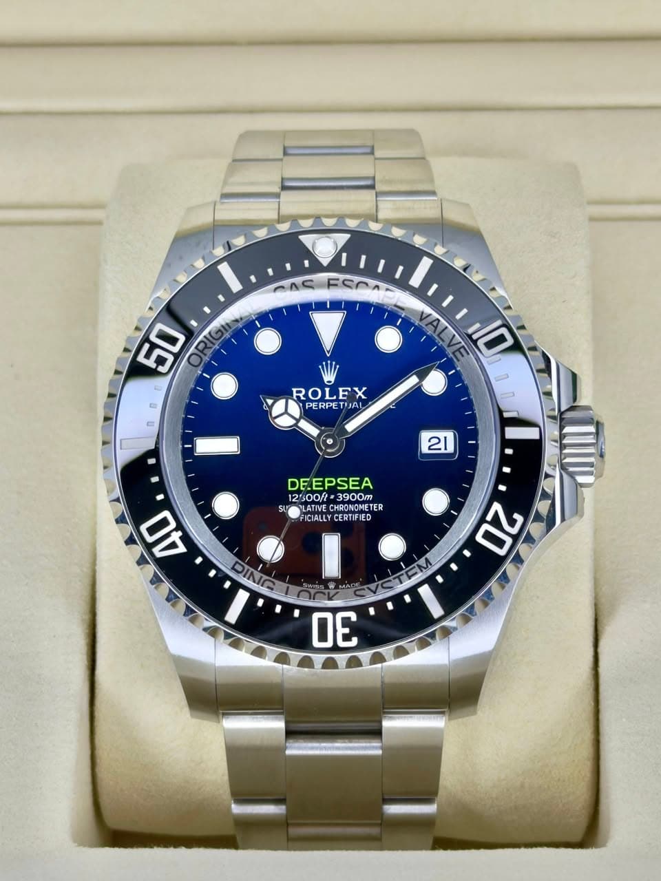 May be an image of wrist watch and text that says '٨٨ ROLEX PERPETIAL TAL D 21 DE.EPSEA 12'500ft 3900m SUP LATINE CHRONONET HRONONET TER FICIALLY CERTIFIED 40 ስኤ ク 20 30'