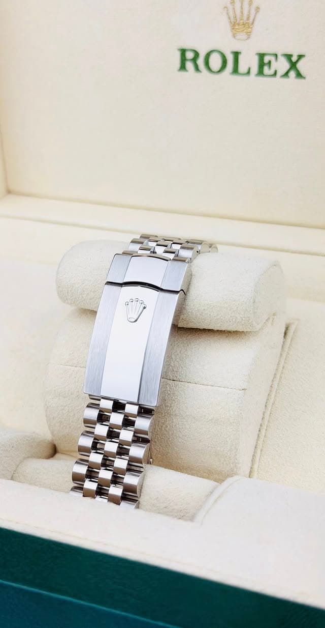 May be an image of wrist watch and text that says 'ROLEX EX ROL'