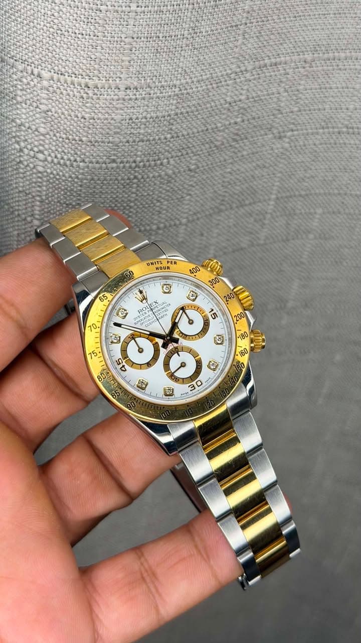 May be an image of wrist watch and text that says 'PER HOUR MOUR រ む LT 15 70 C 한 O 6 m A 仙 円 Ky sontnba. mdl 국연'