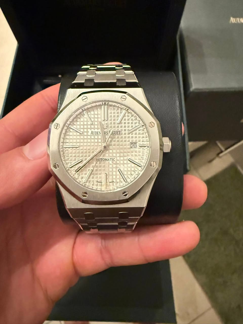 May be an image of wrist watch and text that says 'ለህ - AUTEN MUTOMATIC'
