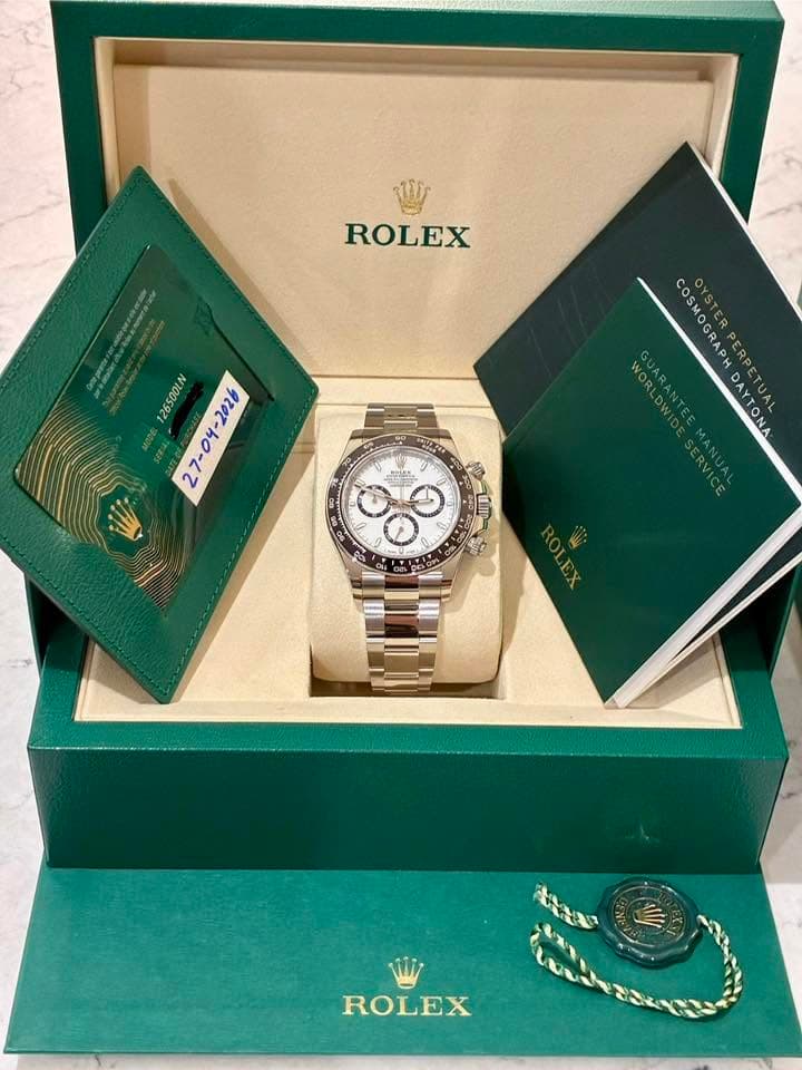May be an image of wrist watch and text that says 'ROLEX 26500LN -LAERR 中ンど COSMOGRAPH COSMOGRAPHDAYTONA OYSTERPERPETUAL OYSTERP WORLDWI GUARANTEE DAYTONA PERPETUA AHya ROLEX'