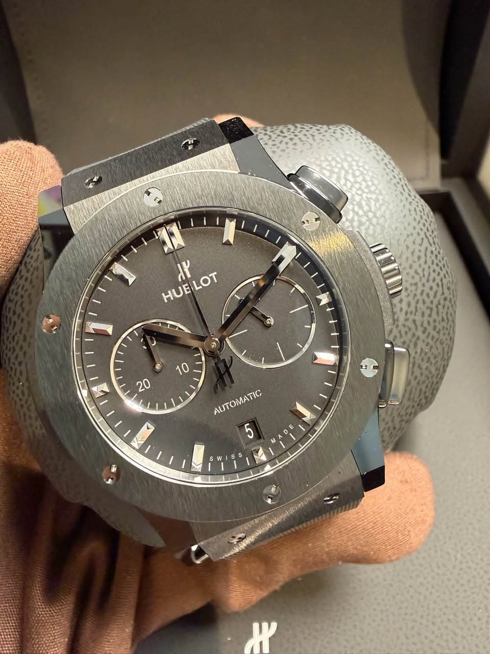 May be an image of wrist watch and text that says '1' א HUELOT င ၁ 10 20 A 5 号 ۳'