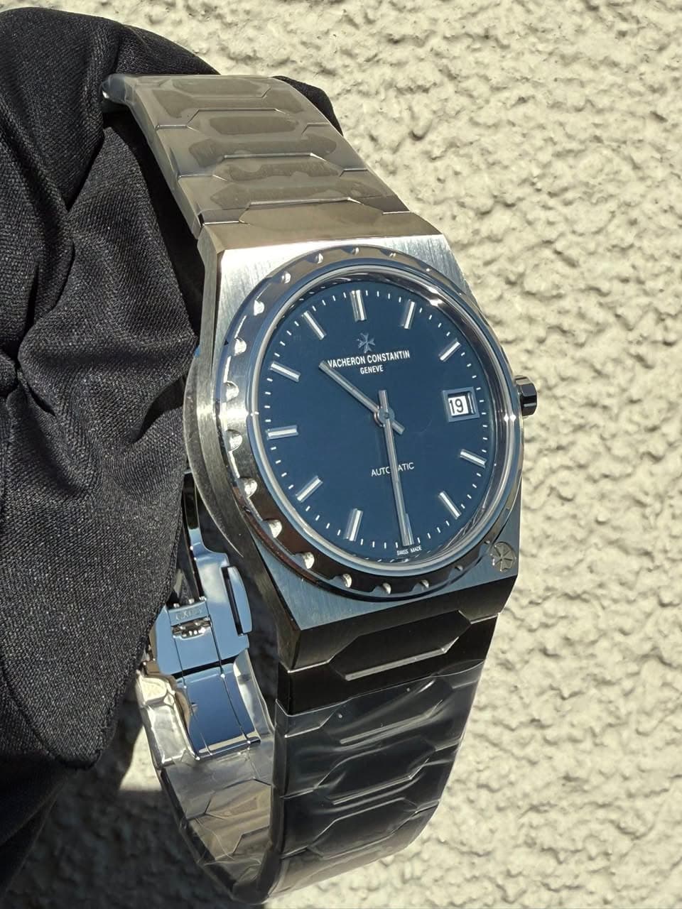May be an image of digital watch and text that says '2 VACHERON CONSTANTIN GENEVE 9 I' አር ATIC ١'