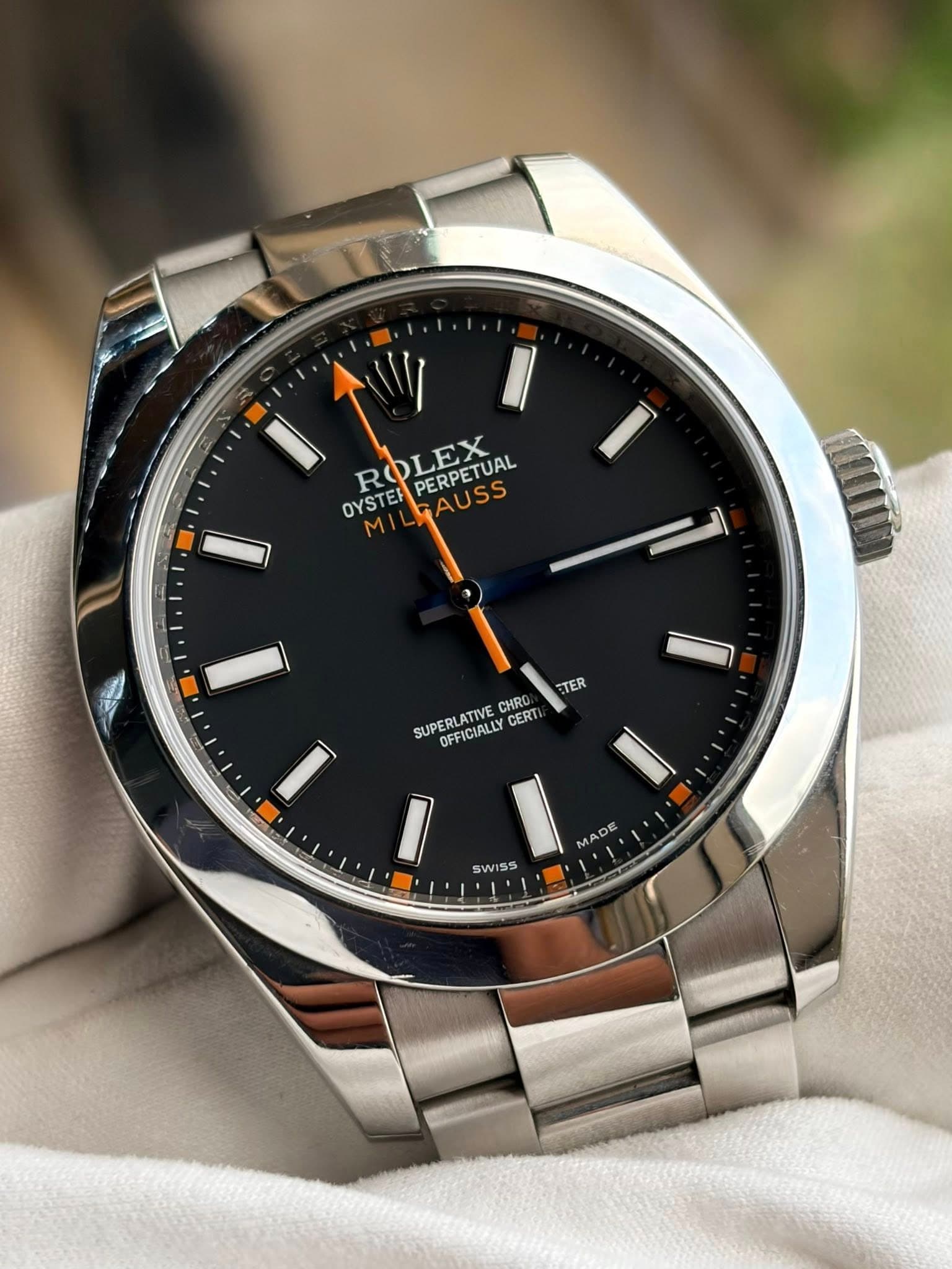 May be an image of wrist watch and text that says '1I1 ROLEX OVSTELPERPETUAL RO PERPETUAL AUSS AUS OYSTER TER SUPERL SUPERLATIVE LATIVE CHRO OFFICIALLY CERT SWISS'