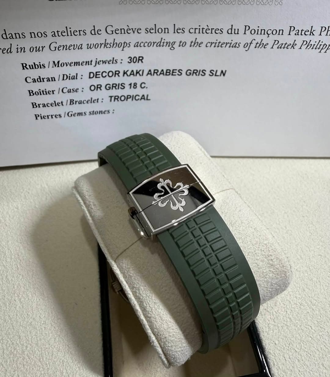 May be an image of digital watch and text that says '0000 CO dans nos ateliers de Genève selon les critères du Poinçon Patek P ed in our Geneva workshops according to the criterias…