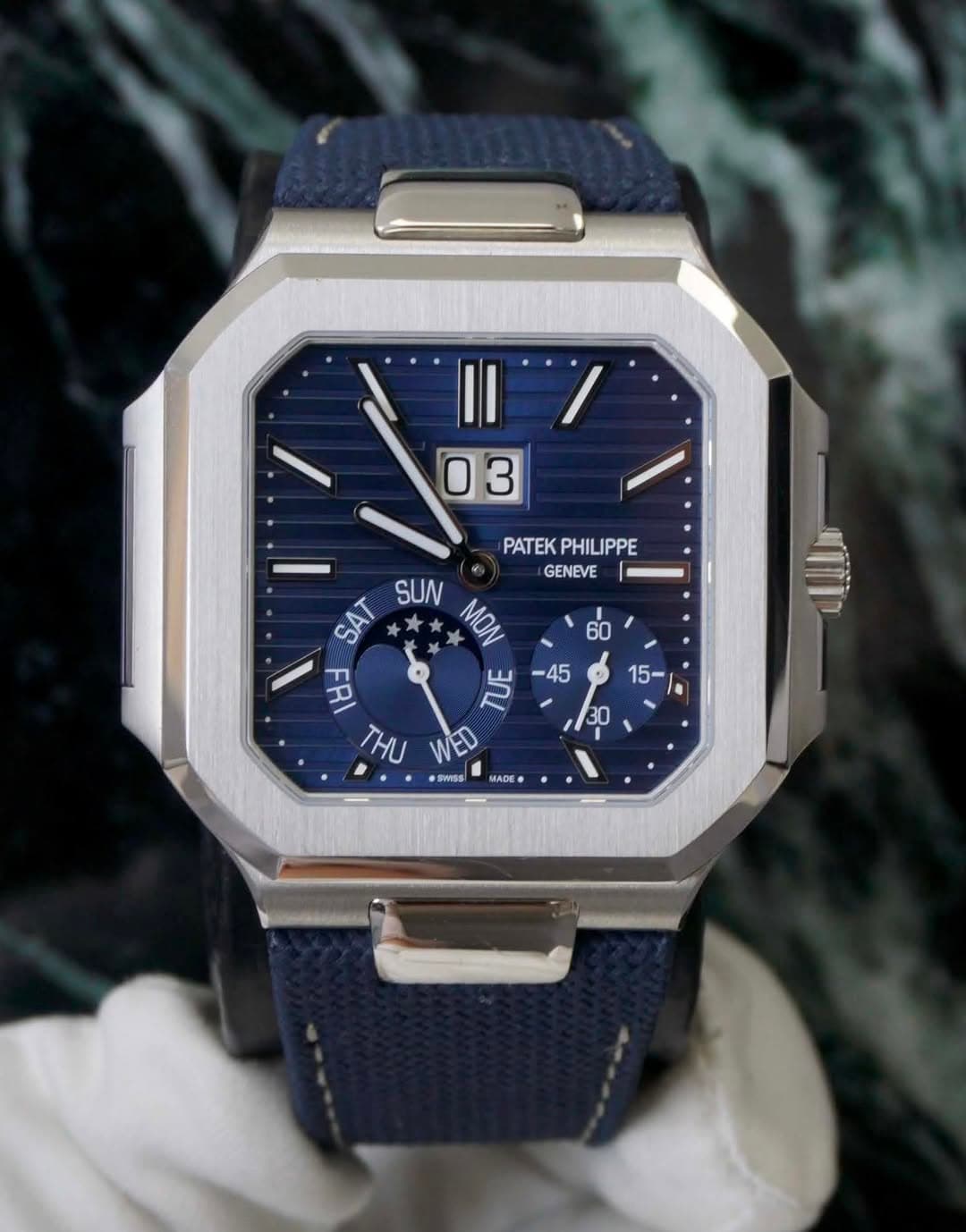 May be an image of digital watch and text that says '03 PATEKPHILIPPE PATEK PHILIPPE GENEVE 60 45 SAT SUN MON ㅂㅓ 본 THU WED •SWSS MADE 15- 30'