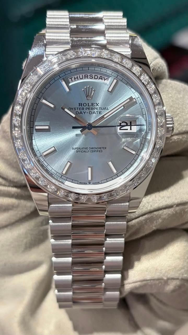 May be an image of wrist watch and text that says 'N THURSDAY ህ ROLEX STER TERPERPETUAL ER PERPETUAL PERPET DAY-DATE 21 SPERLANEOOTER SUPERLATIVE SUPERLATNE.CHRONONCTER CHRONOMETER…