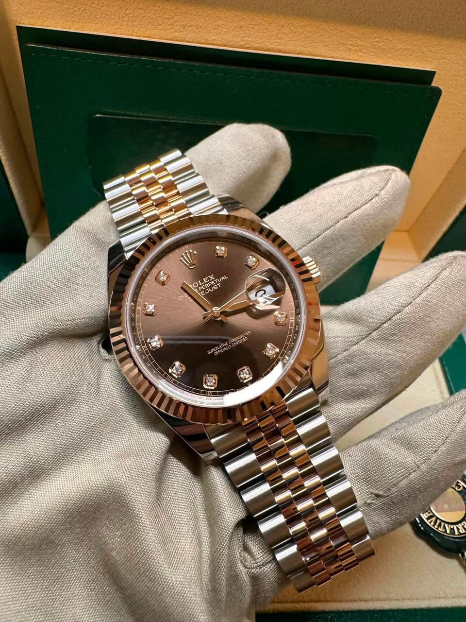 May be an image of wrist watch and text that says 'ॐ OLEATIA OG PERPETU JUS UAL 3 R dA 5 HARVTE'