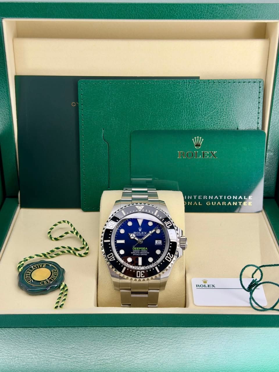 May be an image of wrist watch and text that says 'ROLEX AA NTERNATIONALI NAL GUARANTEE 10 ROLE X ・ ㆍ 21 비 40 RTIFED 20 30 E Hle ROLEX'