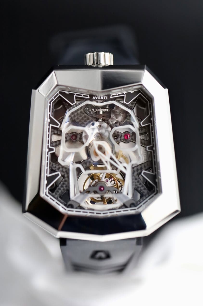 May be an image of wrist watch and text that says 'αυι AVENTI AVENTI C제 期用'