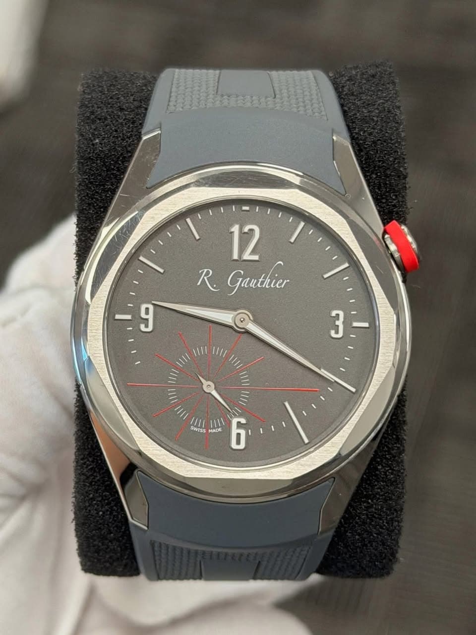 May be an image of wrist watch and text that says 'I 12 R. Ganthier 9 3=- 3 III 111I 1I1 111/ 111/ = 11 IIII 川 T SWESS TES SWISS ADE 1II 6'