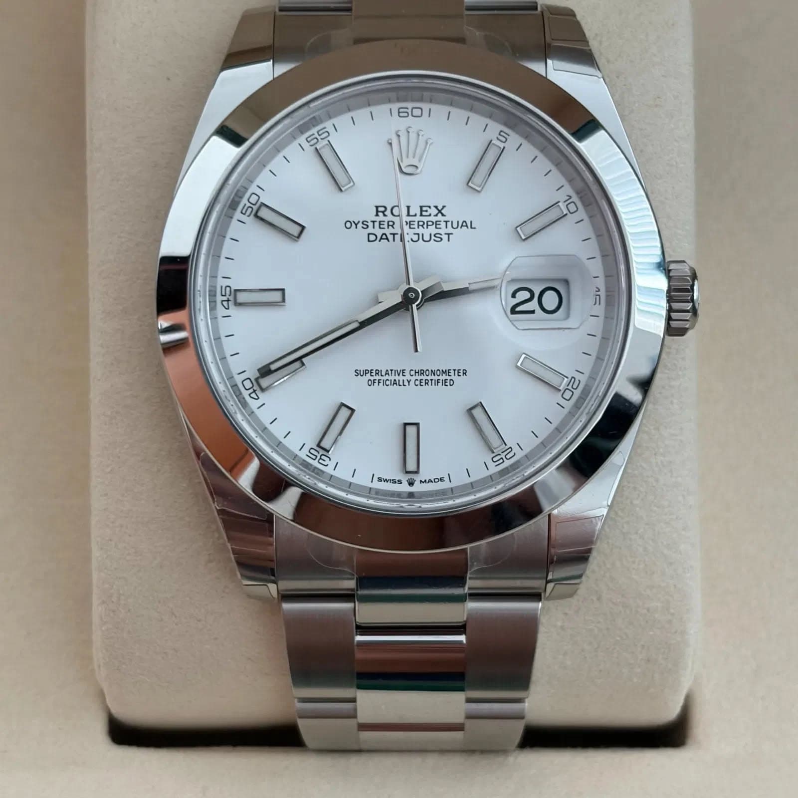 May be an image of wrist watch and text that says '55 60 ر 5 50 ROLEX TEMERPETUAL LEX R OYSTER ERPETUAL TUAL DAT :JUST 10 45 ٨٢ 20 40 SUPERLATIVE CHRONOMETE TER OFFICIALLY…