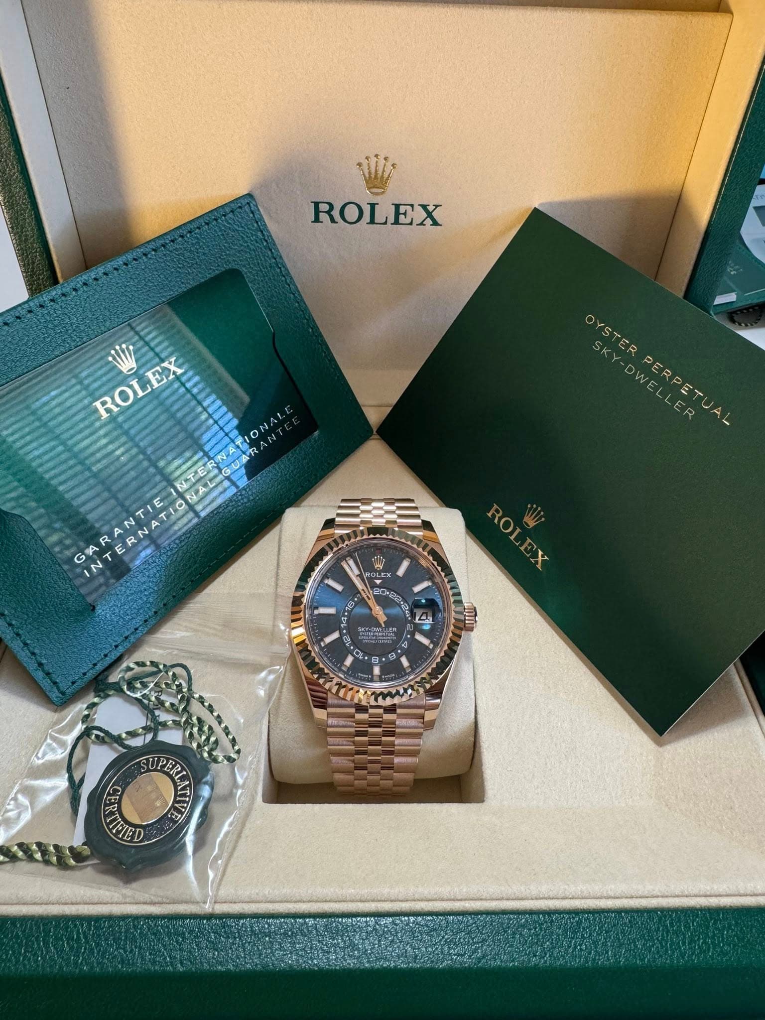 May be an image of wrist watch and text that says 'ROLEX ROLEXX OYSTER UA GARAN TERN TERNATI பുമ ONmAS PERLA ن AIIN ส5 TIFIED'