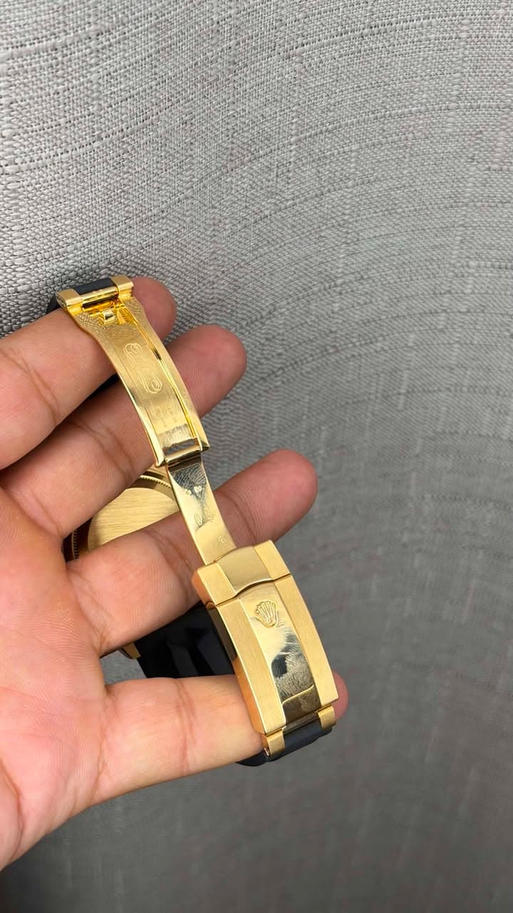 May be an image of jewelry, wrist watch and text that says 'E'