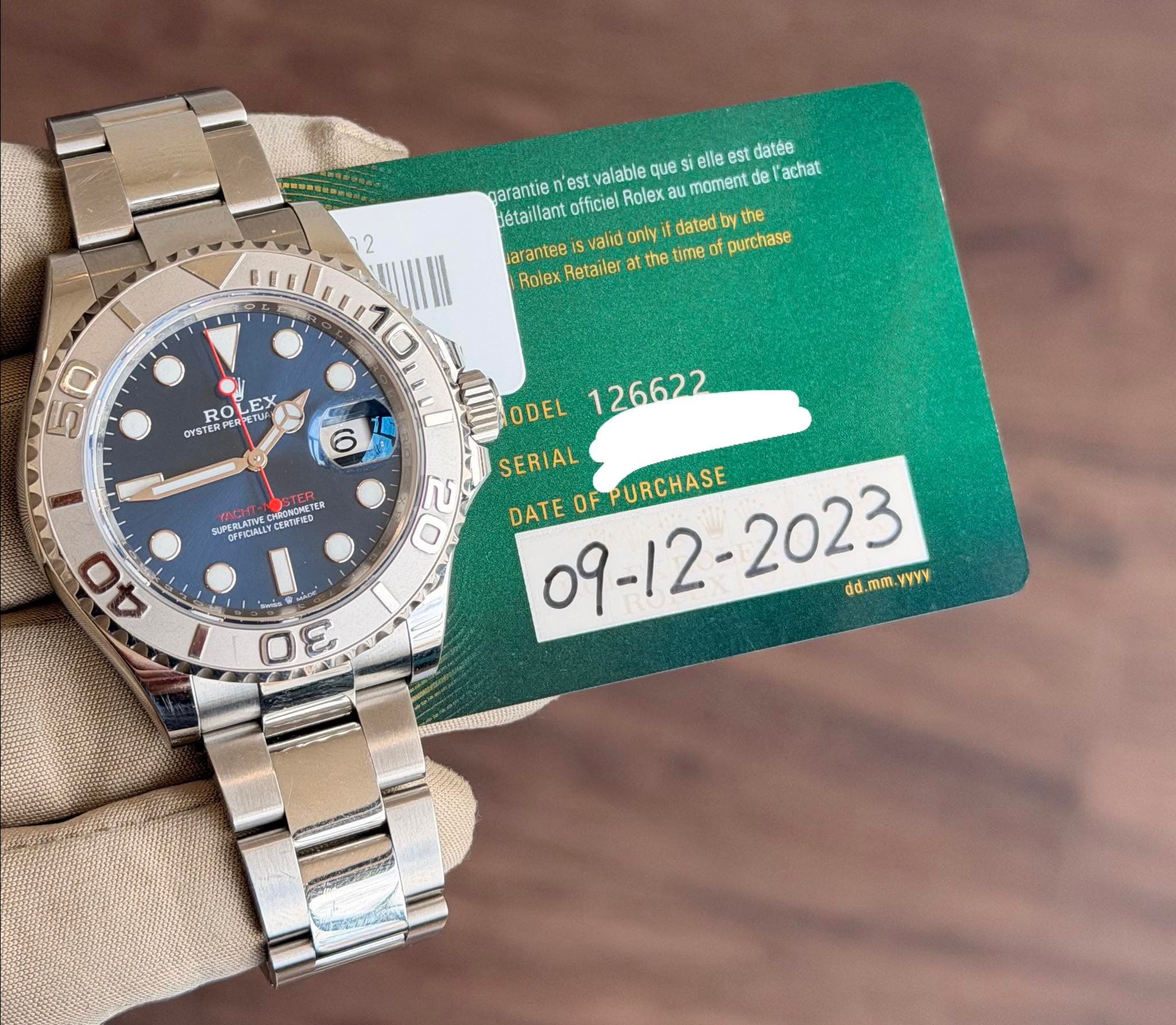 May be an image of wrist watch and text that says '2 garantie 'est valable que elle est datée moment de fachat Jétaillant illant officiel Rolex ហាង arantee valid only dated of…