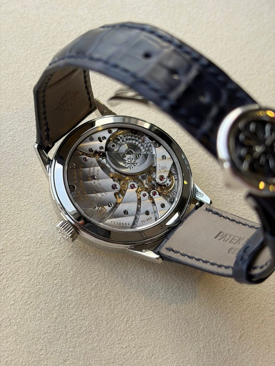 May be an image of wrist watch and text that says 'TOL ١ا PO PATEK GE'