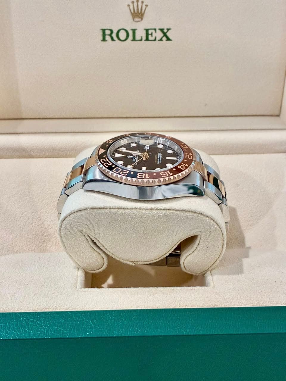 May be an image of wrist watch and text that says 'ROLEX ਦ Ra 18ਸ0ੜ T 22, 00 '22ਾ02 0e 8L 0 ש9 - 12 1q'