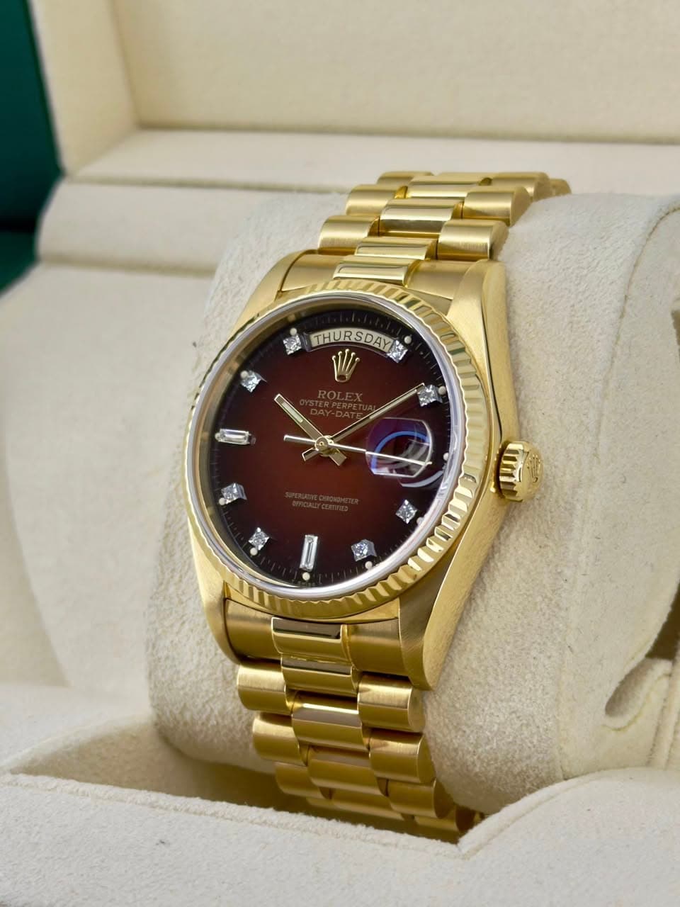 May be an image of wrist watch and text that says 'ي THURSDAYK E E um 超 정방 ン'
