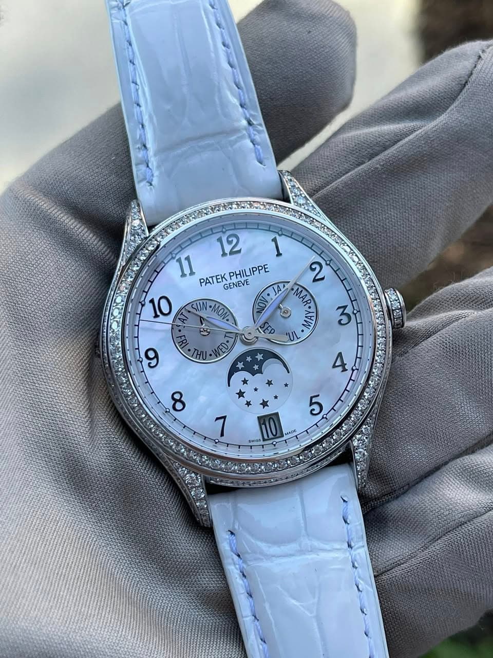 May be an image of wrist watch and text that says '12 1 11 PATEKPHILIPPE PATEK GENEVE PHILIPPE 2 JAY MAR 10 IN-MON. OV: SUN -MON. AAA ED- עי A da'
