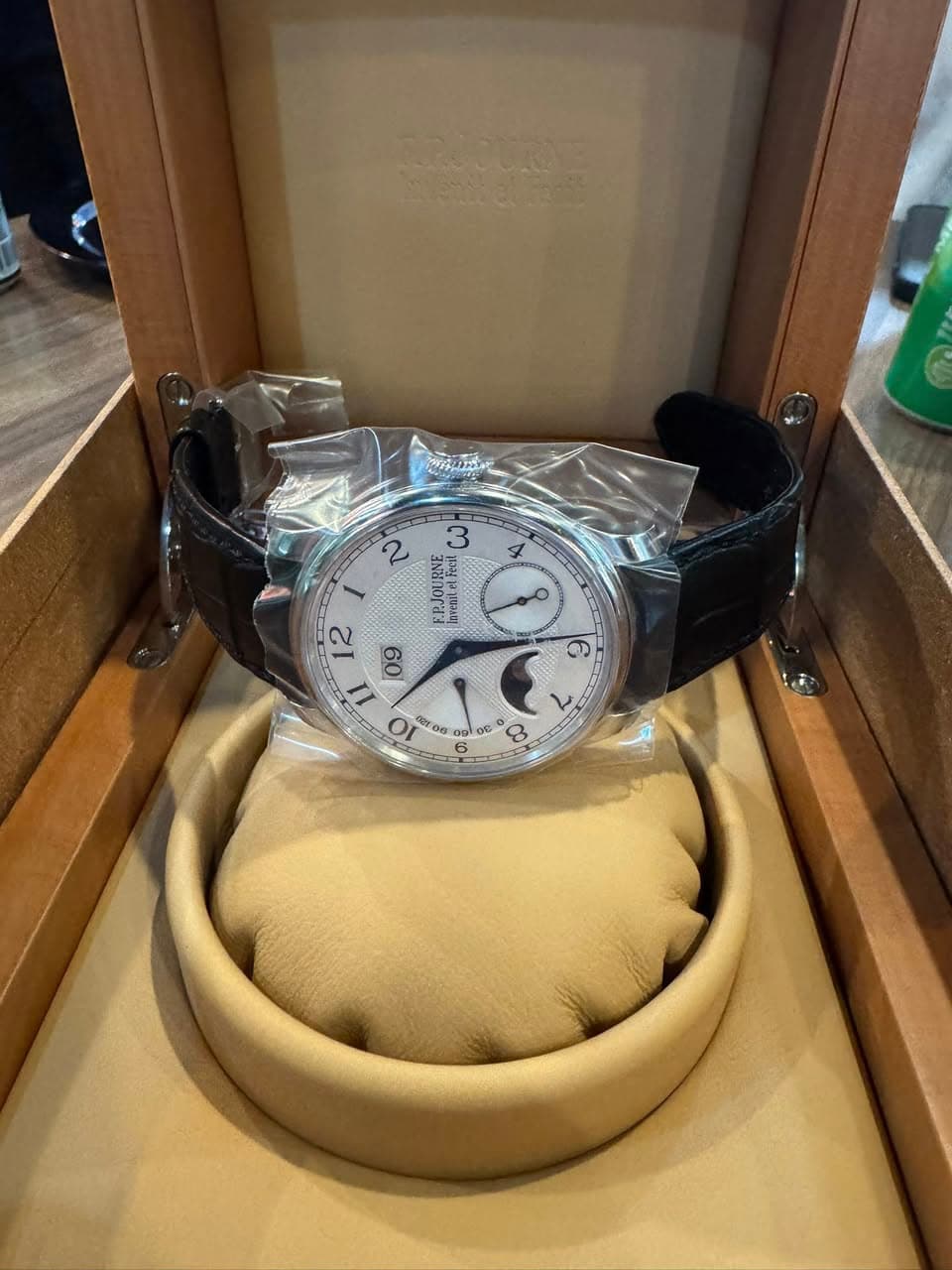 May be an image of wrist watch and text that says '12 ၃ RNE Freil ن EPJOURNE আ र 09 11 O O1 C o O O 2 0 60 ol o OE DC 6 0 8 I0'