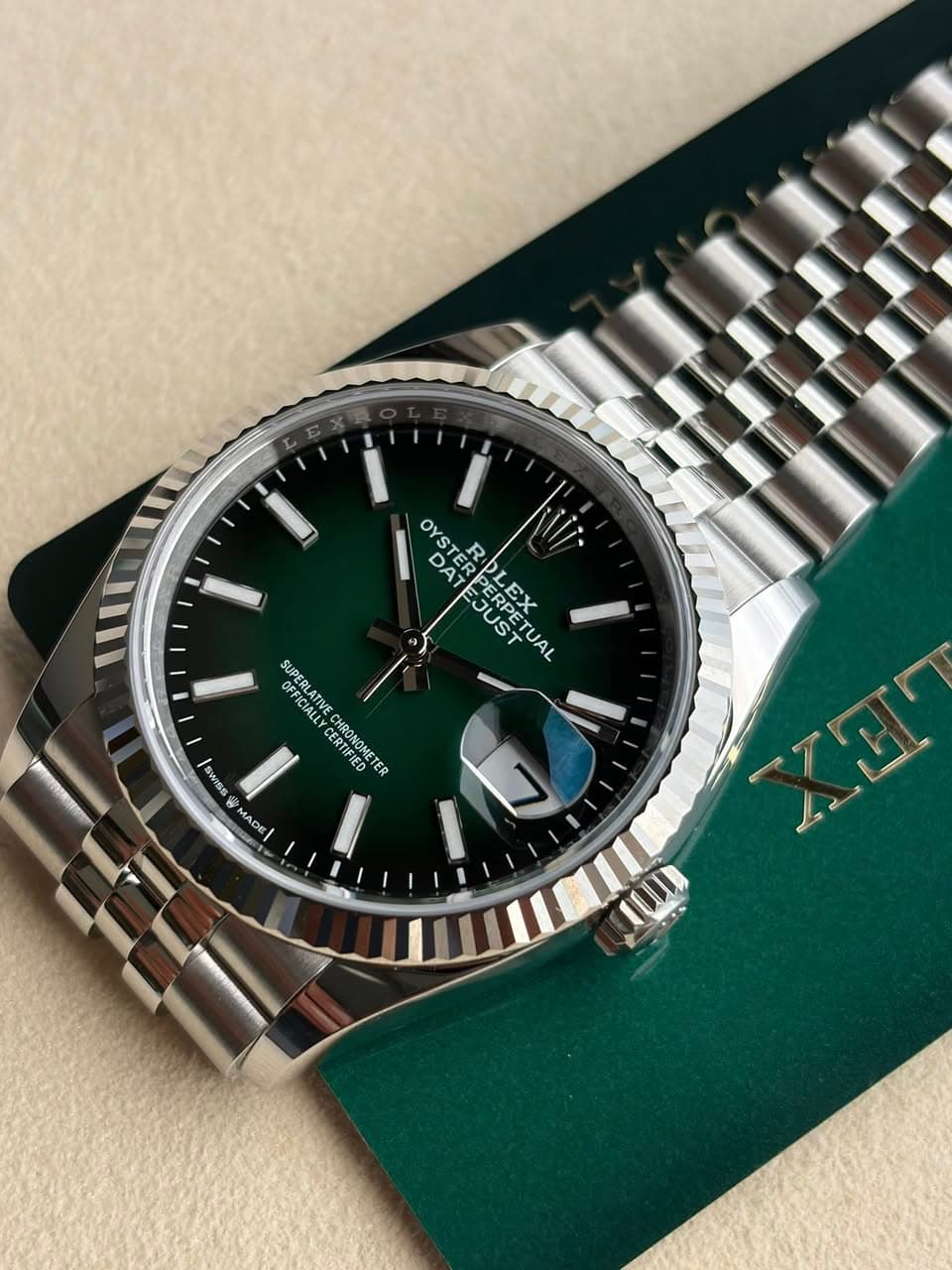 May be an image of wrist watch and text that says 'OYSTE YSTER DA OYSTERPLEXT R R RI ERP RPERPE EDと LEX RPE JUST CPPy EDD S> TUAL OFFICIALL SUPER SUPERLATIVE LATVE…