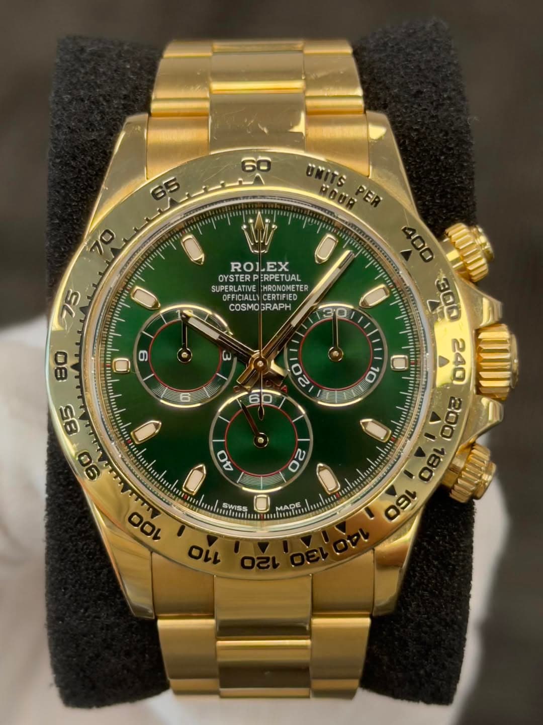 May be an image of wrist watch and text that says '60 65 افف p 70 ROLEX OYSTER STERPERPETUA PERPETUAL SUPERLATIVE HRONOMETER OMETE OFFICIALLY TIFIED COSMO COSMOGRAPH GRAPH 車国 am…