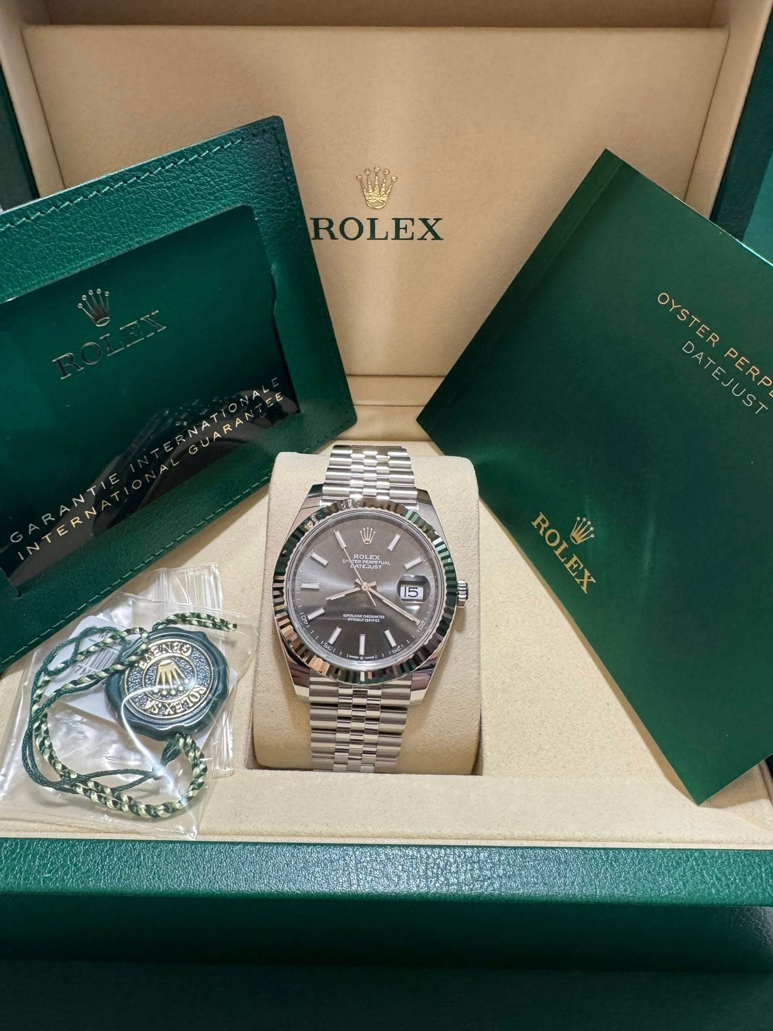 May be an image of wrist watch and text that says 'ROLEX OYSTERPERP PERP OYSTER DATEJUS DAT EJUST 12 2 CAMC SET 15 NES យ" ROLEX W ROI EX sI 5XE100 :10ံ'