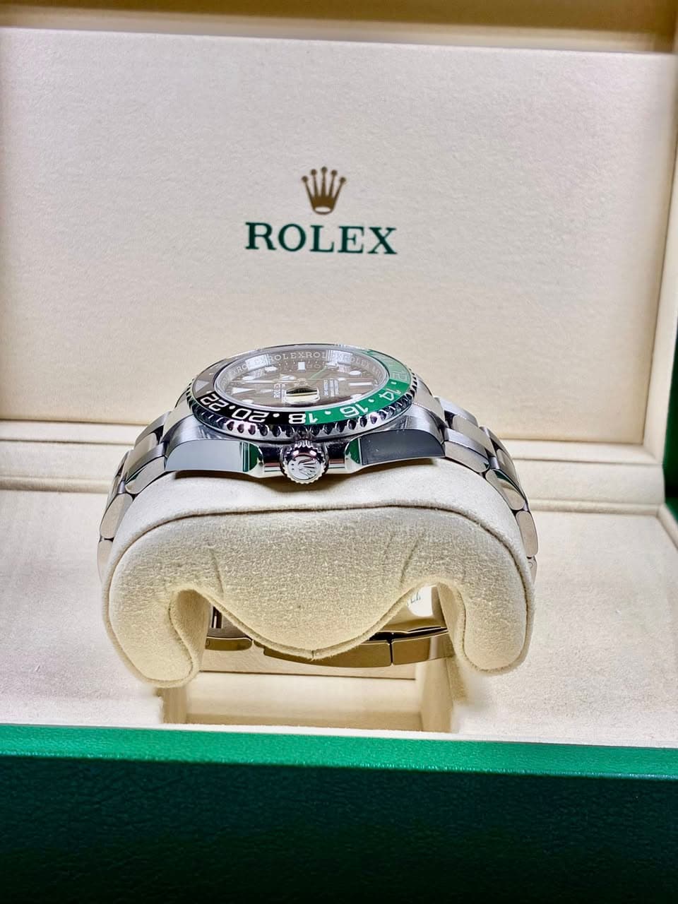 May be an image of wrist watch and text that says 'ROLEX 8 ס נכעס LA'
