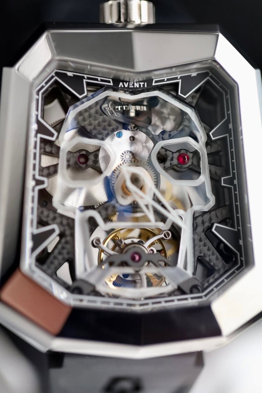May be an image of wrist watch and text that says 'AVENTI rT ه'
