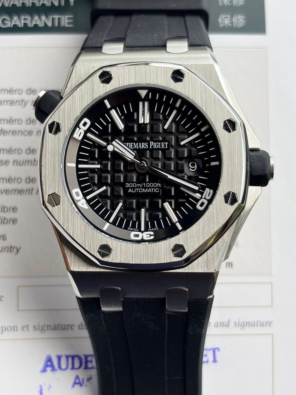 May be an image of wrist watch and text that says 'GARANTIE 保修 méro mérode de rranty méro mérode de erence 50 méro de se numb IEMARSPIGUET DEMARS PIGUET mero de vement 300m/1000ft…
