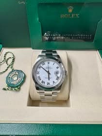 May be an image of wrist watch and text that says 'OYS GARANTIEINTERNATIONALE INTERNATIONERNATIONALE INT INTERNATIONALGUARANTEE ERNATIONAL GUARANTEE GARANTIE TERNATIONALE II XI…