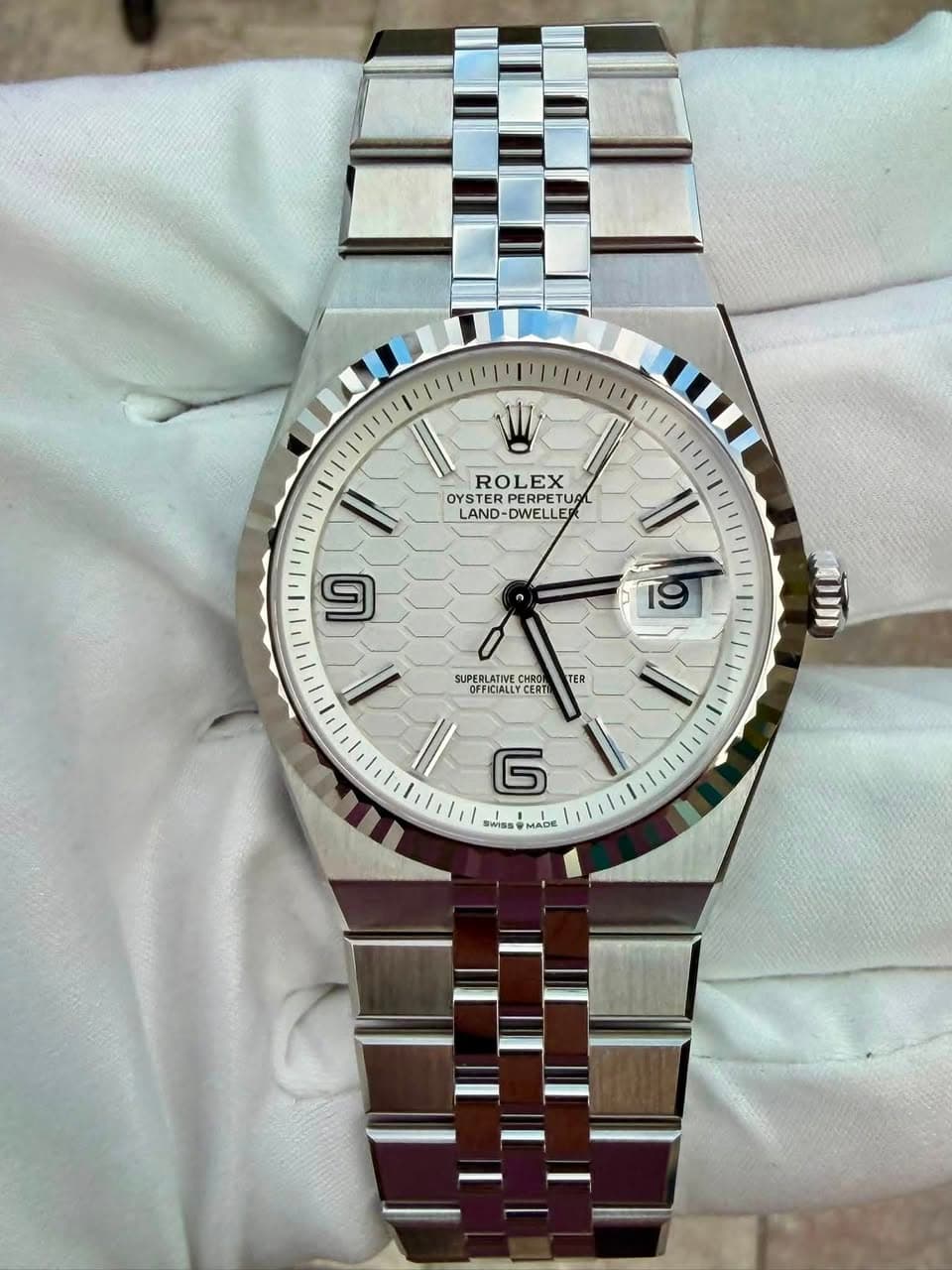 May be an image of wrist watch and text that says 'W ROLEX OYS OYSTER LAND-DWELLEP OYT-DWELLTU TERPERPETI PERPETU LAND- DWELLE 19 TER 6 ١١ SUPERLATIVE ATIVE CHRO OFFICIALLY.CER…