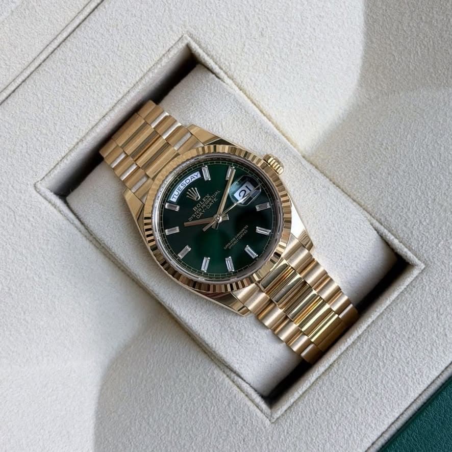 May be an image of wrist watch and text that says '10 TUESDAY TUES C زز !'