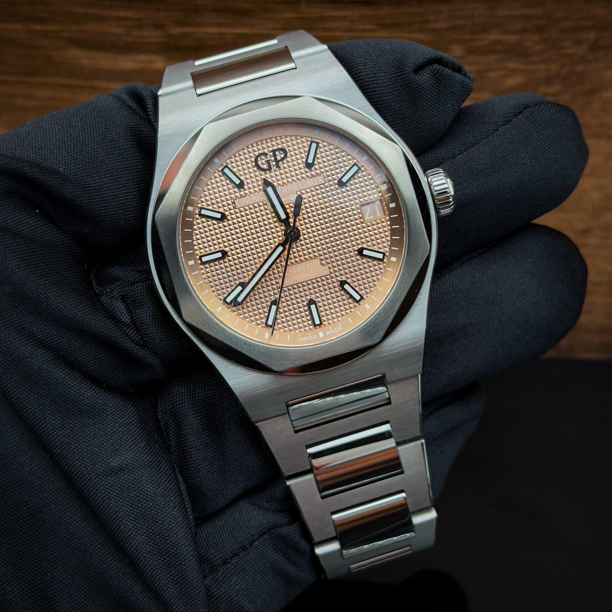 May be an image of wrist watch and text that says '1 GP I'