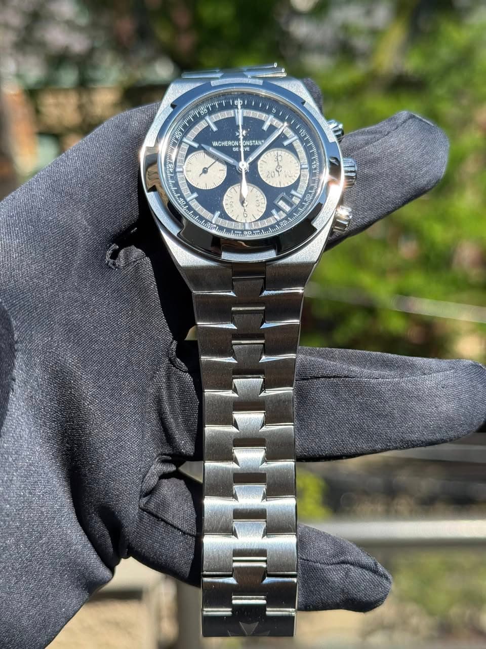 May be an image of wrist watch and text that says 'ONSTANT 布1 ቴኘ ወቶ 5 y enlad ن'