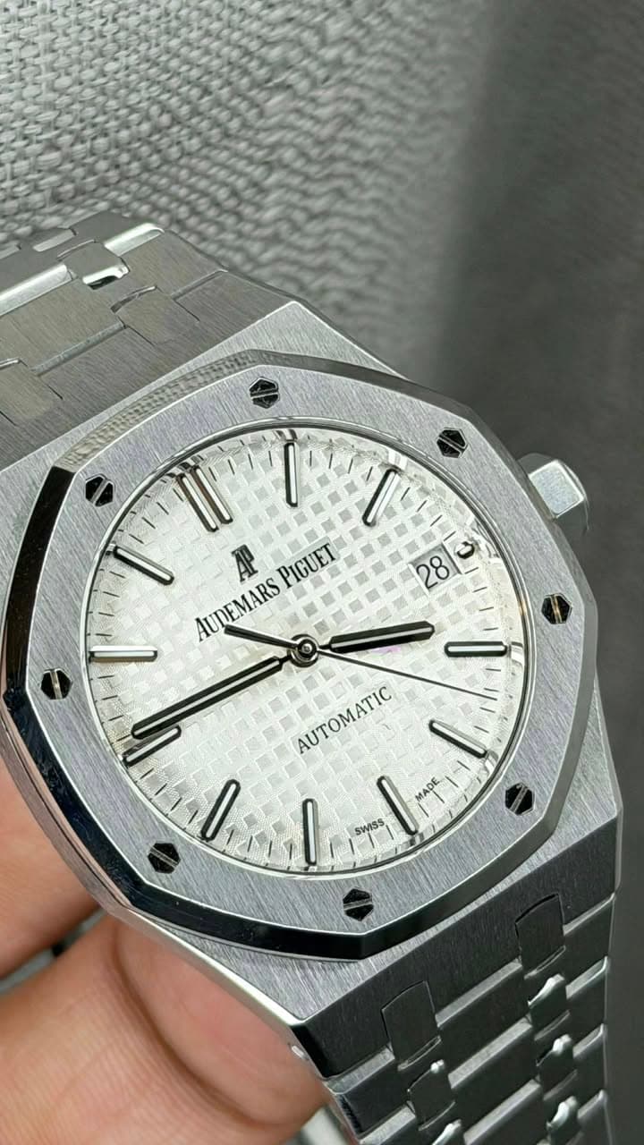 May be an image of wrist watch and text that says 'II I 28 A PIGUET AUDEMARS HUDEMARS AUTOMATIC I SWISS'