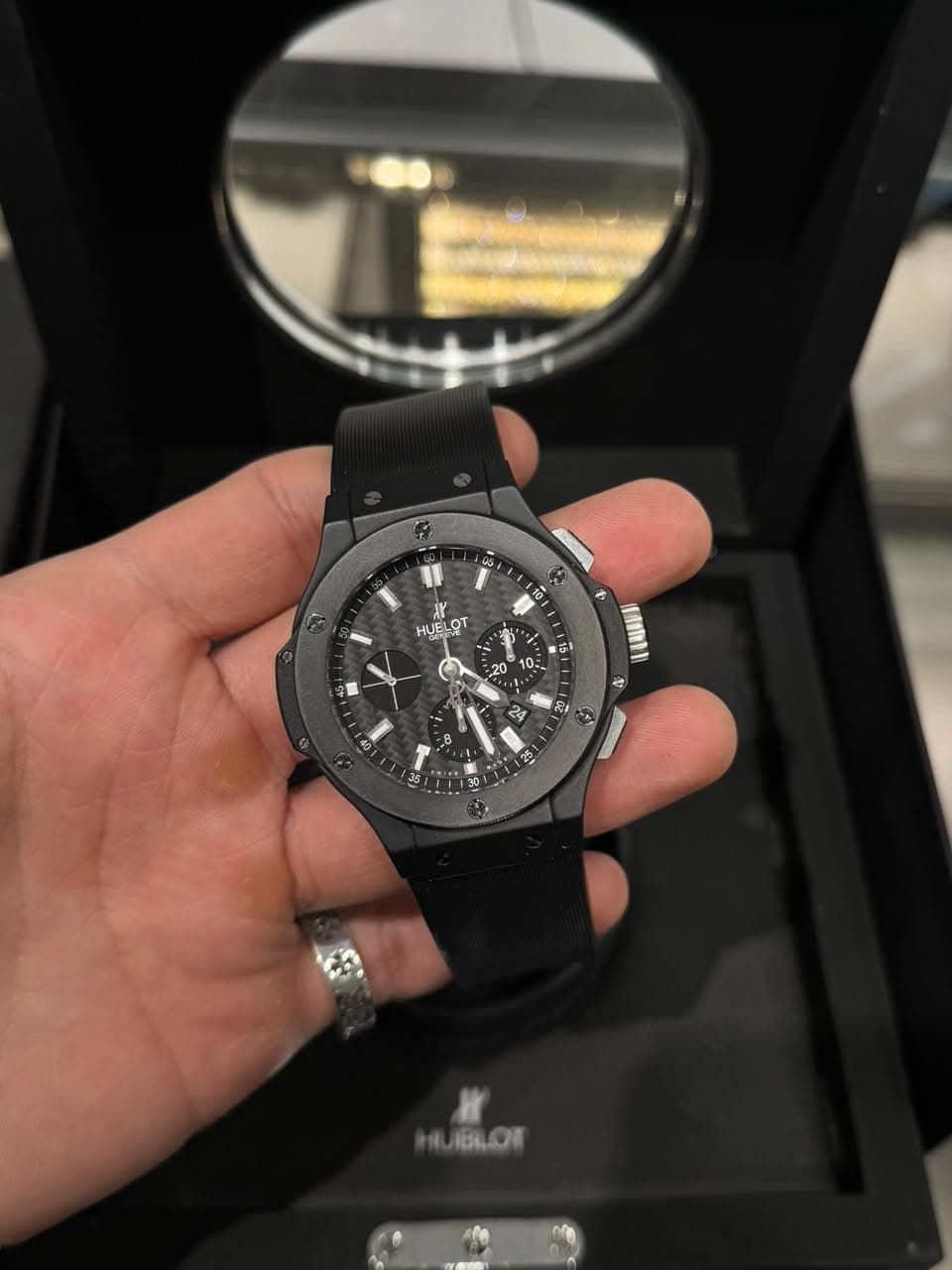 May be an image of wrist watch and text that says 't0 + 2 ۲ HUELO LOT HUE 20 10: n! 24 MRALOA'