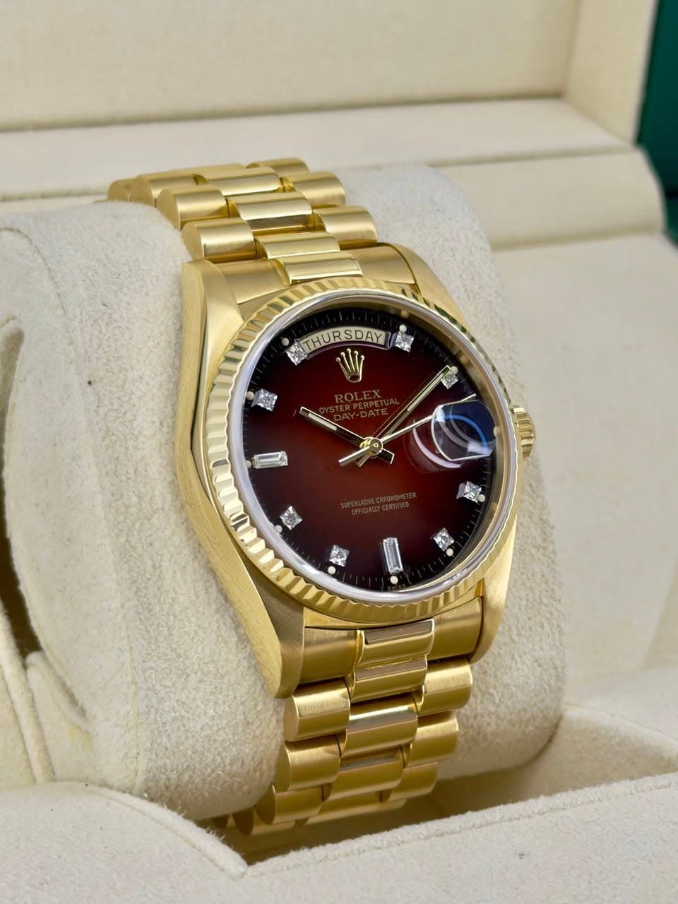 May be an image of wrist watch and text that says 'THURSDAY K ly 休 0 A ン 2 U 金 ๔ お'